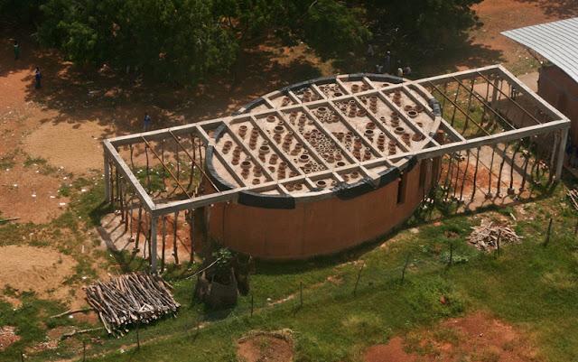 Une bibliothèque publique subtilement traversée de lumière au Burkina Faso par Kere Architecture Une bibliothèque publique subtilement traversée de lumière au Burkina Faso par Kere Architecture