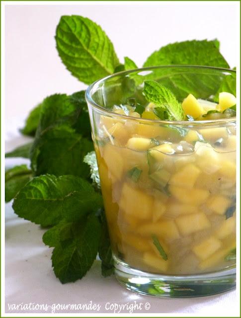 Minestrone de mangue et rhubarbe à la menthe fraîche.