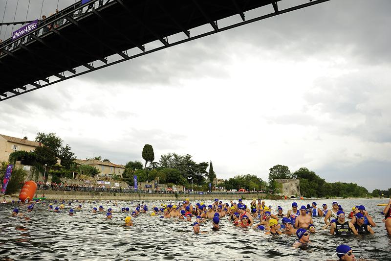 Triathlon des Gorges de l'Ardèche, le 25 août 2012 - Le départ natation à Saint Martin d'Ardèche. Photo Matthieu Dupont