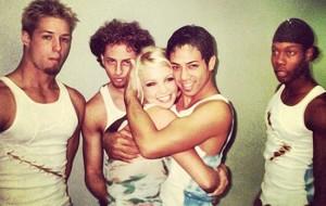toippp 300x190 Photos rares de Britney Spears et ses danseurs