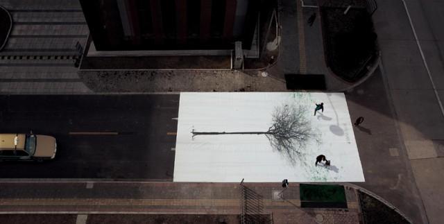 Passage piéton et empruntes de pas pour verdir les arbres, une campagne environnementale participative en Chine Passage piéton et empruntes de pas pour verdir les arbres, une campagne environnementale participative en Chine