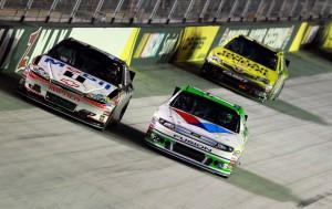 IRWIN Tools Night Race 2012 Bristol2 Tony Stewart Matt Kenseth Race Alongside Each Other1 300x189 Sprint Cup: Quand Stewart fait du lancer de casque / Vidéo