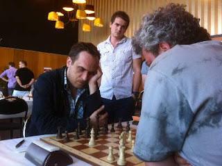 Echecs à Dieppe : le grand-maître international d'échecs Jean-Luc Chabanon (2470) face à Andrei Istratescu (2647) avec les Noirs © Chess & Strategy