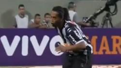 Ronaldinho marque un but d'anthologie (vidéo)