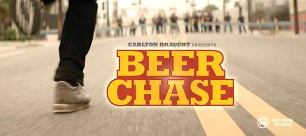 beerchase Une course poursuite épique une bière à la main