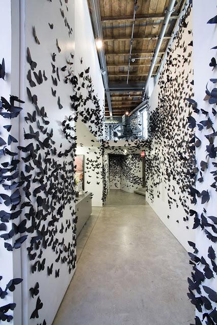 Carlos Morales crée des nuages tourbillonnants de papillons noirs - Installation