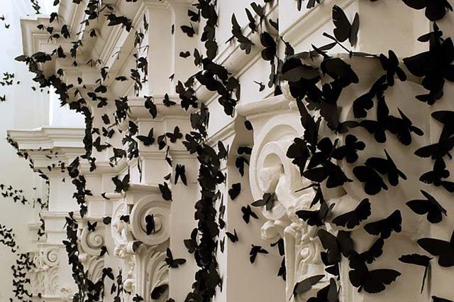 Carlos Morales crée des nuages tourbillonnants de papillons noirs - Installation