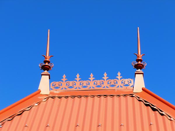 Maison Célières - frise de toit en tôle - Photo Mademoiselle Cécile Architecture coloniale, back in time… (volet 1)