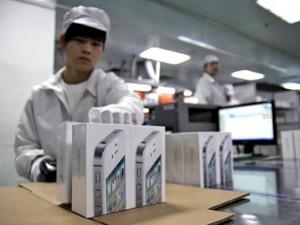 foxconn-iphone foxconn iphone 300x225 Des retards de production avant le lancement de liPhone 5 ?