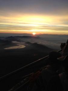hugh-jackman-wolverine-mt-fuji-sunrise Photos tournage : Wolverine est arrivé au Japon