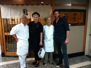 hugh-jackman-wolverine-sushi Photos tournage : Wolverine est arrivé au Japon