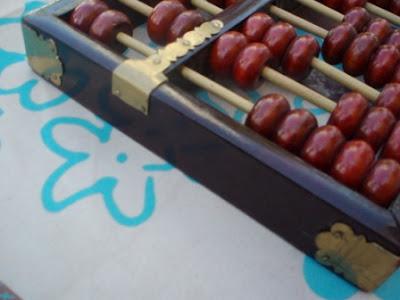 Utiliser les doigts pour écrire un chiffre ou le début du Suan pan (boulier chinois) Utiliser les doigts pour écrire un chiffre ou le début du Suan pan (boulier chinois)