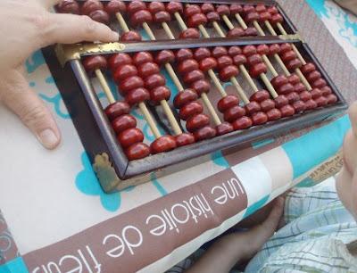 Utiliser les doigts pour écrire un chiffre ou le début du Suan pan (boulier chinois) Utiliser les doigts pour écrire un chiffre ou le début du Suan pan (boulier chinois)