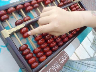 Utiliser les doigts pour écrire un chiffre ou le début du Suan pan (boulier chinois) Utiliser les doigts pour écrire un chiffre ou le début du Suan pan (boulier chinois)