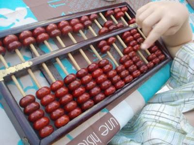 Utiliser les doigts pour écrire un chiffre ou le début du Suan pan (boulier chinois) Utiliser les doigts pour écrire un chiffre ou le début du Suan pan (boulier chinois)
