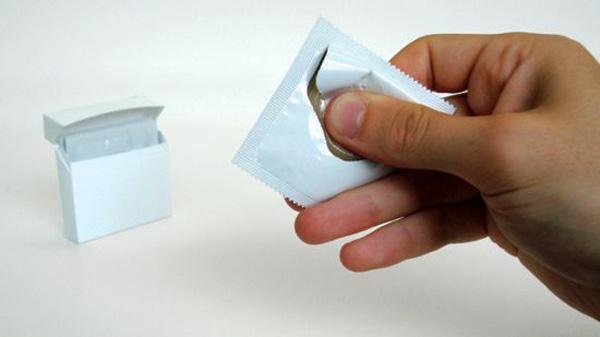 Le premier préservatif s’ouvrant d’une seule main