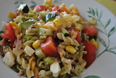 Salade de pâtes au thon, au maïs et aux tomates cerises