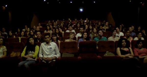 McCANN Paris piège un cinéma pour sensibiliser les jeunes au dépistage du Chlamydia