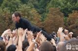 Le chanteur de Dyonisos se jette dans la foule lors d\'un concert épique
