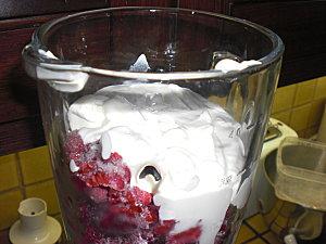 UN TOUR EN CUISINE (153) : YAOURTH GLACE AU MELON (POUR MOI AUX FRAMBOISES) CIMG8494.JPG