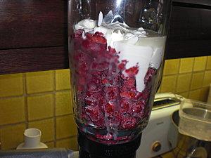 UN TOUR EN CUISINE (153) : YAOURTH GLACE AU MELON (POUR MOI AUX FRAMBOISES) CIMG8495.JPG