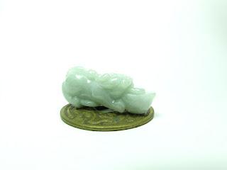 Pi Xiu en jade avec lingot et pièce