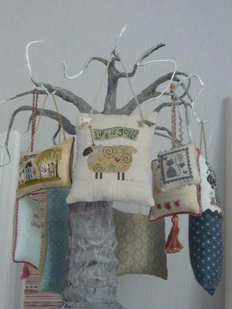 Accrochez ses créations... Point de croix presenter ses ouvrages arbre papier mâché