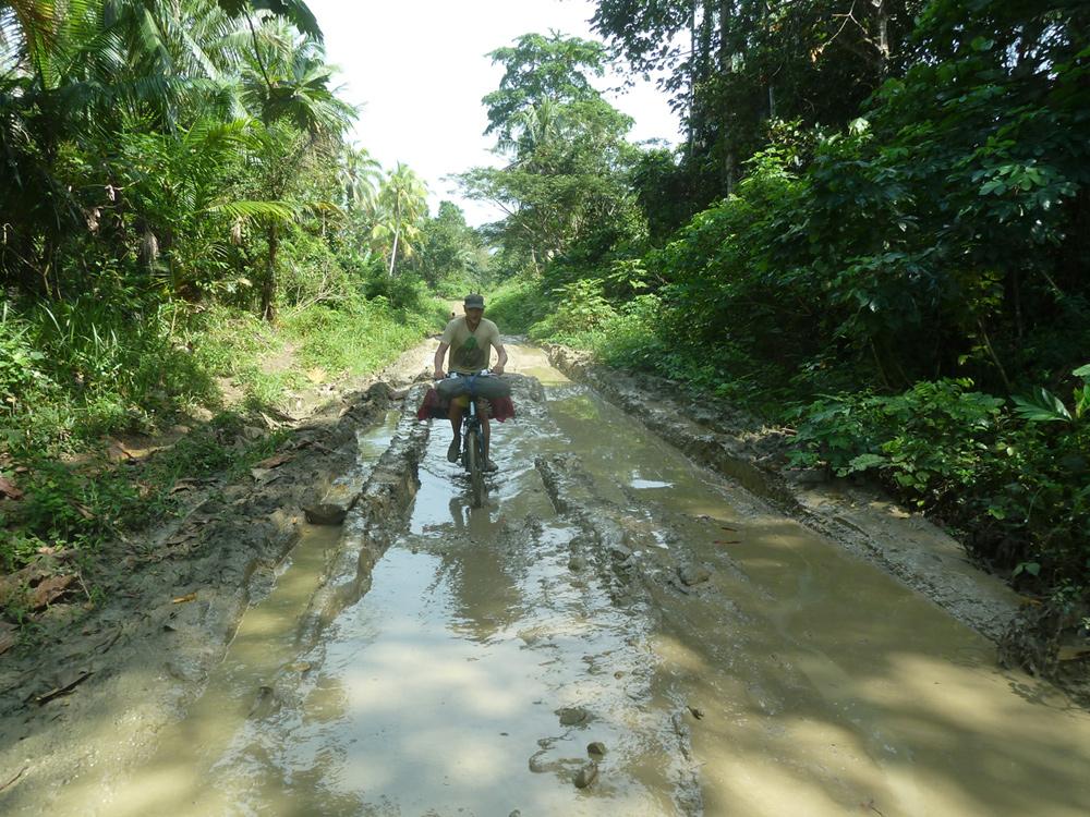 P1080173 Un périple autour du monde. Guerre de clans papous
