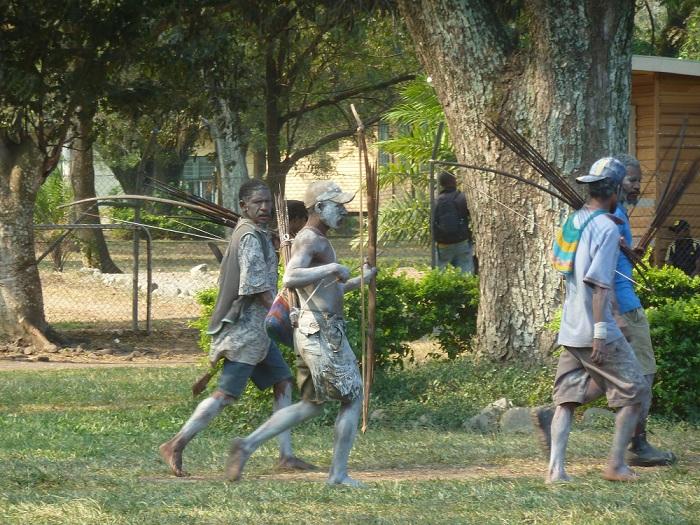 P1080343- Un périple autour du monde. Guerre de clans papous