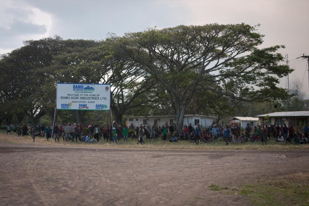 P1230256 Un périple autour du monde. Guerre de clans papous