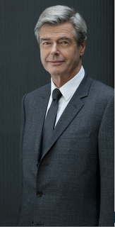 Bernard Arnault Pdg de LVMH s'offre le luxe de se prendre une veste nationale
