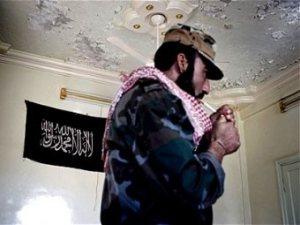 Djihadiste dans une maison à Alep avec le drapeau d'Al Qaïda