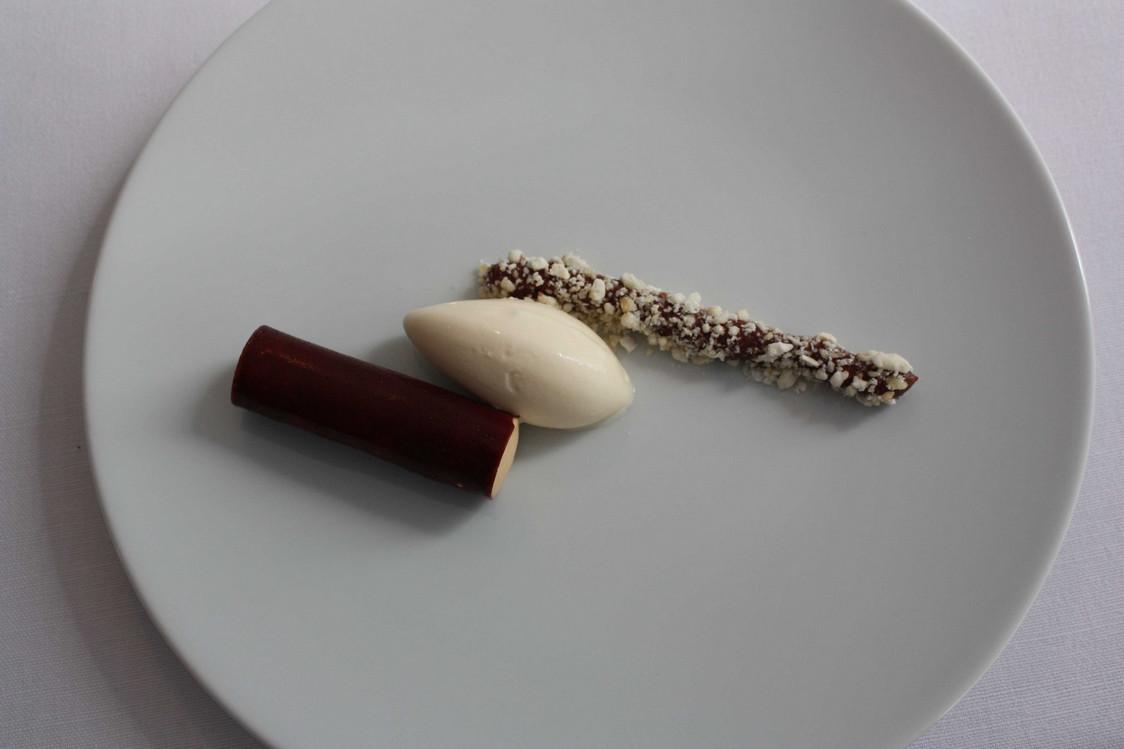 Tuile caramel chocolat syphon caramel glace chaocolat blanc ganache de chocolat. © P.Faus 