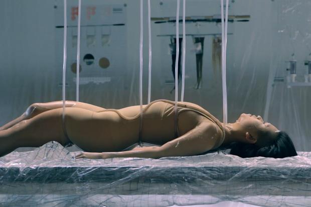 3 Lucy McRae dans les bras de Morphe