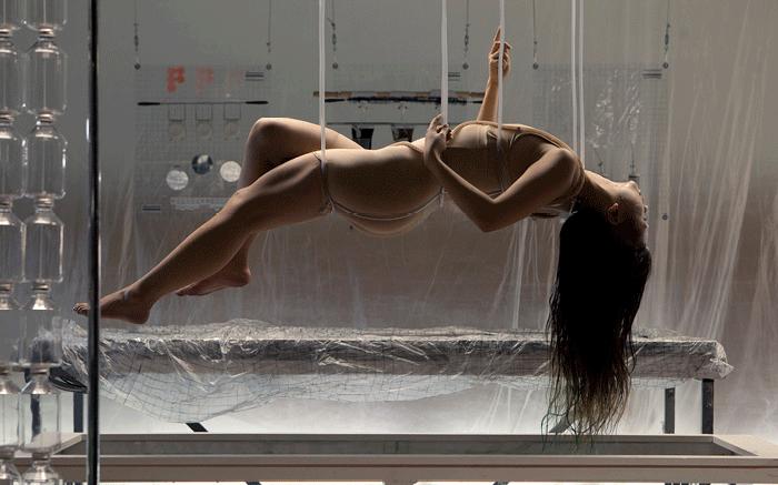 1 Lucy McRae dans les bras de Morphe