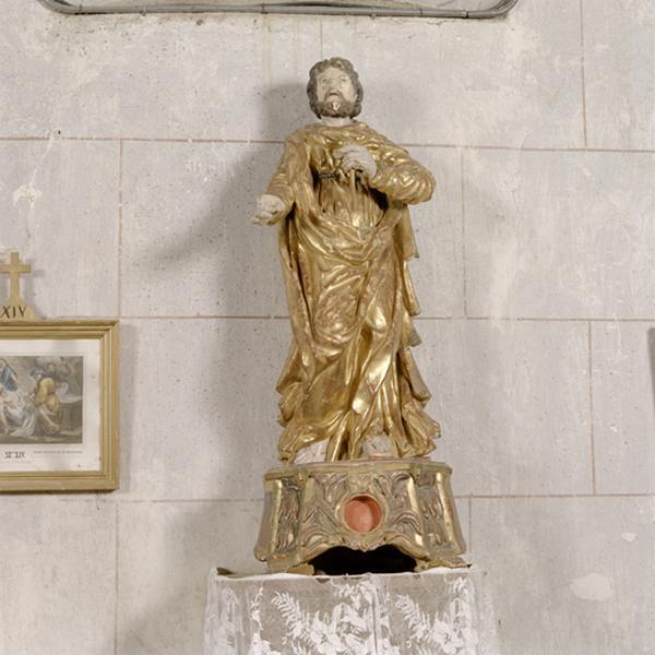 Une statue de saint portant l'équerre et le compas à Soleilhas (04)