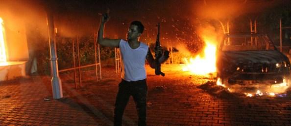 Un protestataire devant le consulat de Benghazi, en Libye, le 12 septembre 2012 / Crédits : AFP