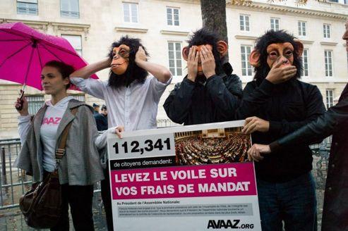 Une manifestation, mercredi, devant l'Assemblée nationale pour réclamer une clarification sur l'indemnité de frais de mandat. Crédits photo: Avaaz