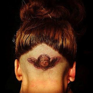 Lady Gaga se fait tatouer le crâne en direct !