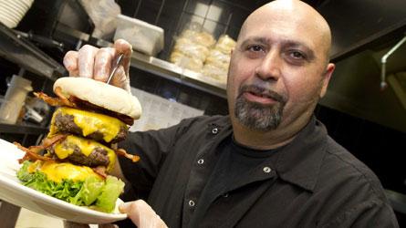 Le «Épic burger» Le hamburger dangereux pour la santé débarque à Laval