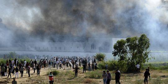 De la fumée s'élève de l'ambassade américaine à Tunis après une manifestation contre le film islamophobe, le 14 septembre.