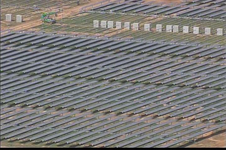 Insolite : la ferme solaire géante d’Apple vue du ciel