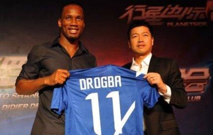 Le milliardaire Zhu Jun, président et mécène de Shanghai Shenhua qui a recruté Didier Drogba et Nicolas Anelka, a donné deux semaines à ses partenaires au sein du club de football chinois pour honorer leurs engagements, sous peine de revoir à la baisse sa contribution.