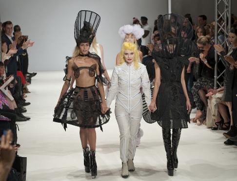 Fashion week : Alice Dellal défile nue pour Pam Hogg