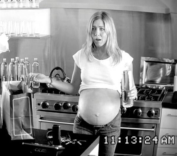 Jennifer Aniston enceinte de triplés dans un nouveau spot viral délirant