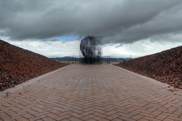 50 lames d’acier géantes forment le portrait de Nelson Mandela