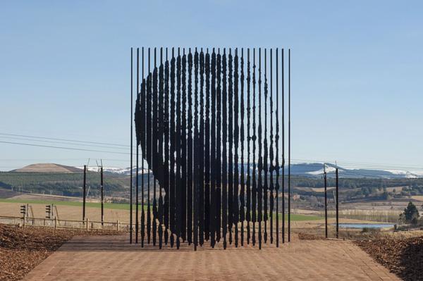 50 lames d’acier géantes forment le portrait de Nelson Mandela