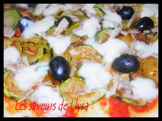 Pizza, tomates, courgettes, thon, olives, mozzarella