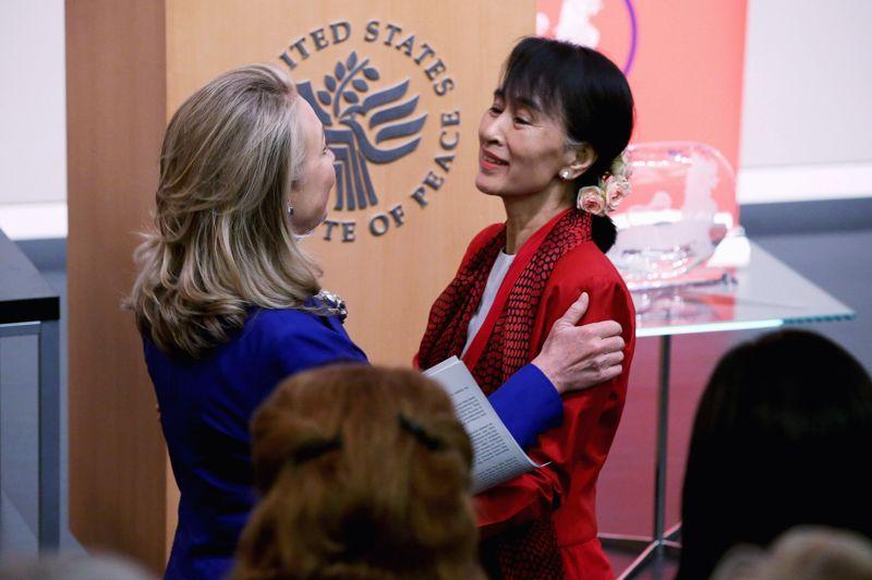 En visite. Aung San Suu Kyi, symbole de l'opposition birmane et prix Nobel de la paix, a entamé mardi sa visite historique de deux semaines aux Etats-Unis par une rencontre avec la secrétaire américaine d'Etat Hillary Clinton, nouvelle étape dans la normalisation des relations entre les deux pays. Lors d'un discours prononcé à l'Institut de la Paix de Washington, elle a déclaré que les réformes à l'oeuvre en Birmanie n'avaient levé qu'un «premier obstacle», tout en se disant favorable à un allègement des sanctions imposées par les Etats-Unis. «Nous avons franchi le premier obstacle, mais il y en a beaucoup d'autres à franchir», a-t-elle dit. Ce mercredi, le président des Etats-Unis Barack Obama recevra pour la première fois l'opposante historique birmane et devrait lui remettre en mains propre la médaille d'or du Congrès, une récompense prestigieuse qui lui avait été décernée en 2008.