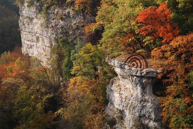 Pommes de pins sur montagne Suisse : fêter l'automne avec Sylvain Meyer - Land Art